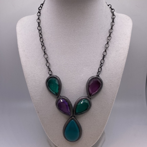 🎁 3 for $15. Liz Claiborne Purple & Green Gun Metal Tone Necklace - Picture 2 of 6